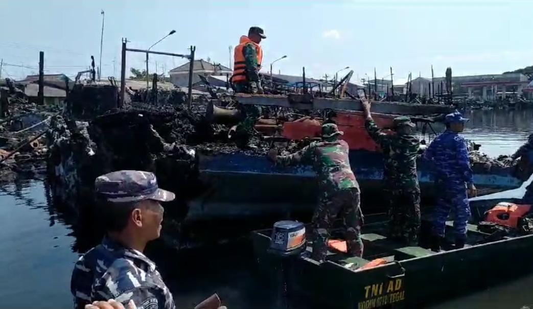 Kebakaran Kapal di Pelabuhan Tegal Berhasil Dipadamkan, Pemadaman Libatkan Helikopter Water Bombing BNPB