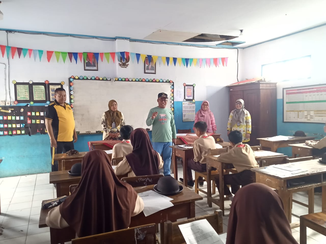Forkompincam Monitoring Pelaksanaan Asesmen Sumatif Akhir Jenjang di SDN 1 Belik Pemalang