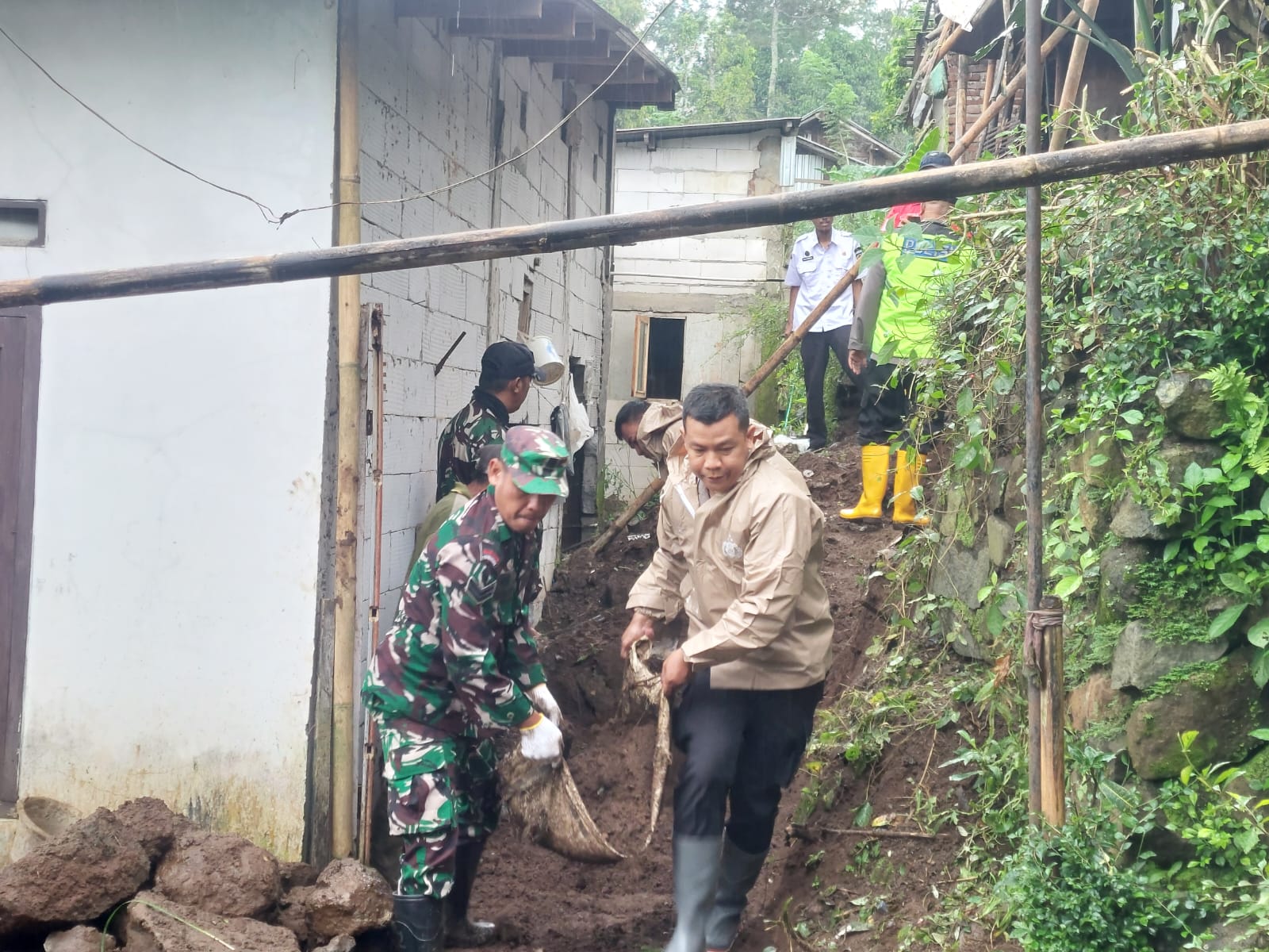 Desa Sumbarang Tegal Longsor, Evakuasi Material Dibantu Aparat