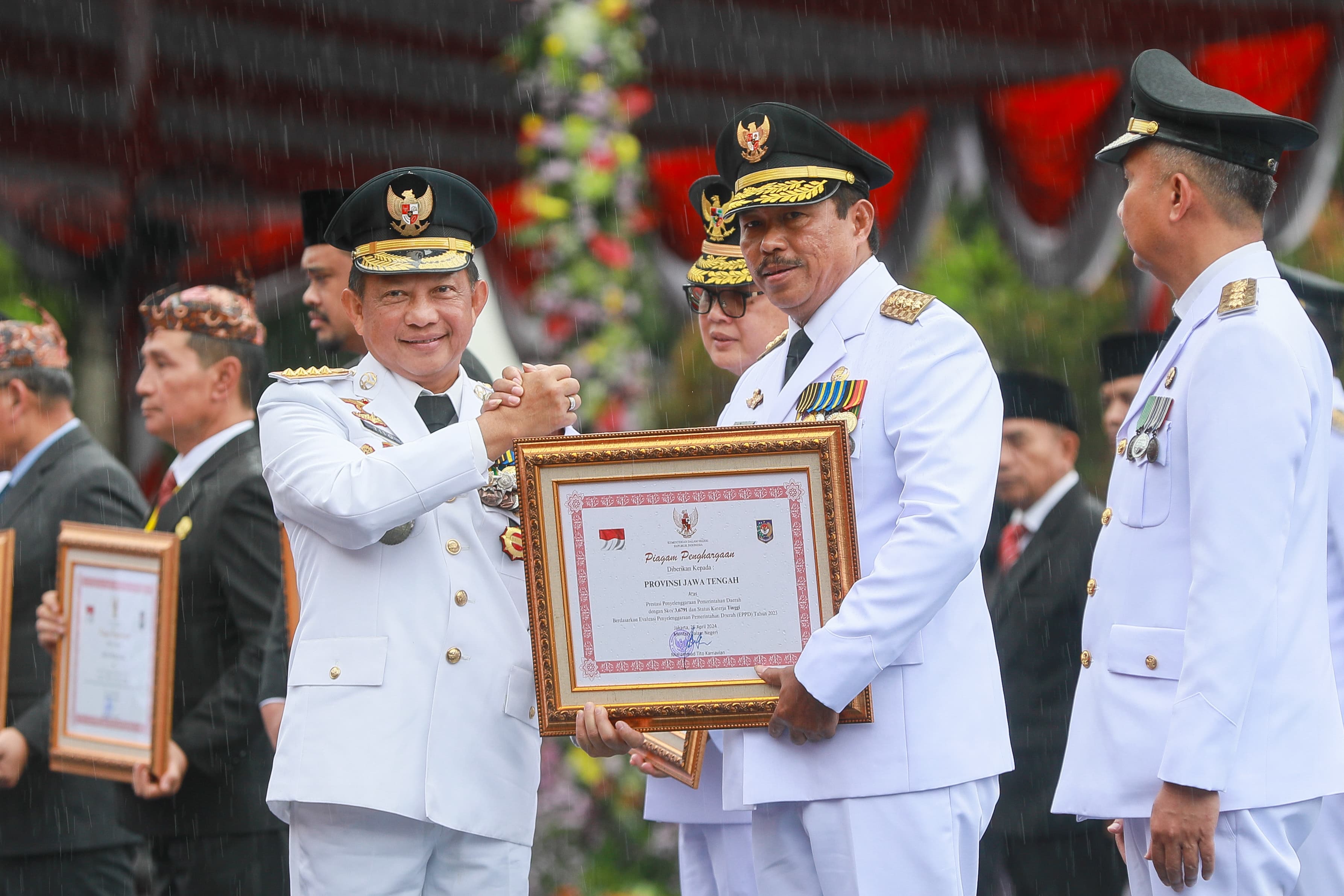 Jabat Pj Gubernur Jateng, Nana Sudjana Raih 10 Penghargaan dari Berbagai Instansi 