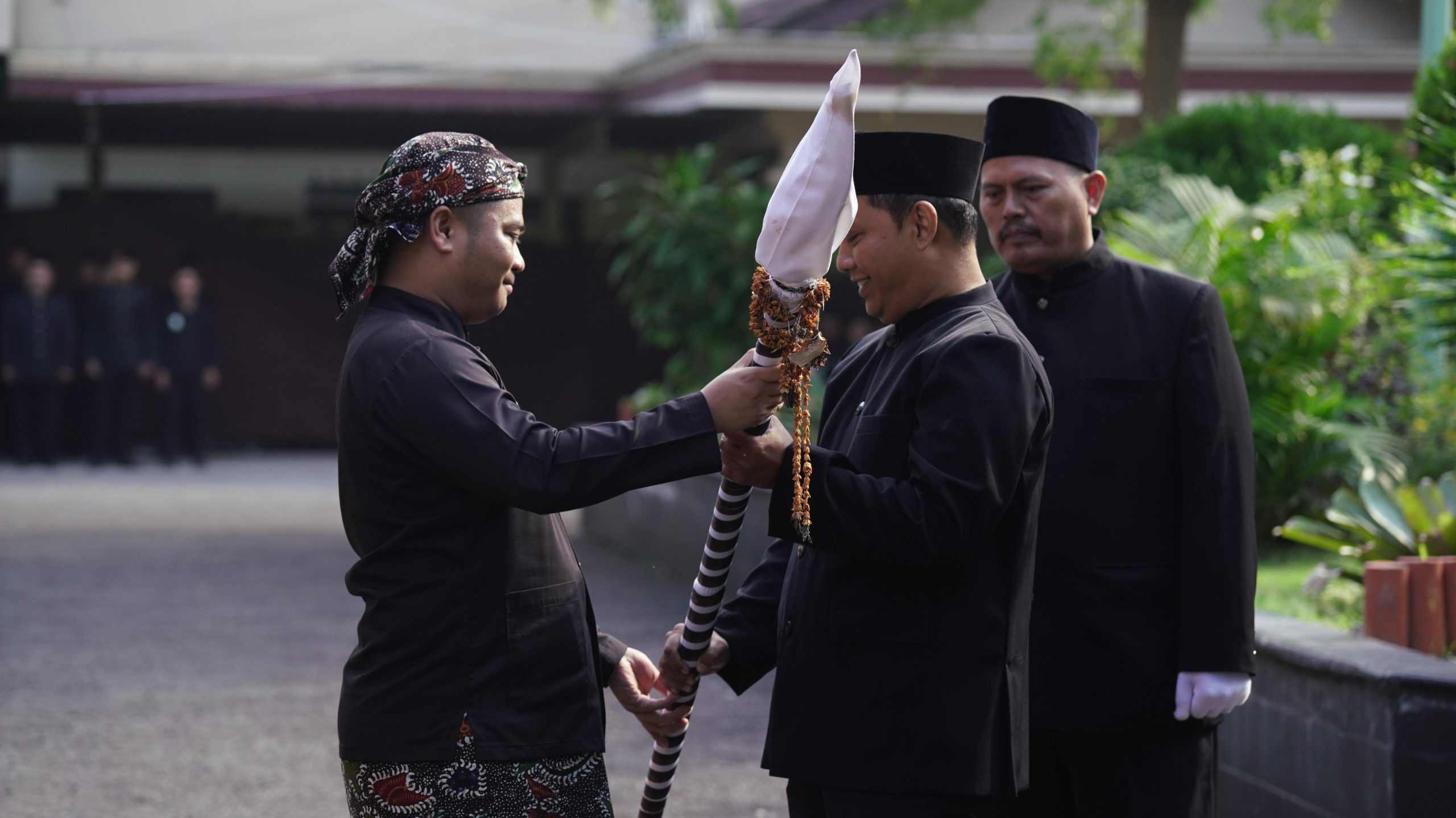 Dijamas, Pusaka Tumbak Kiai Plered diserahkan Bupati Tegal kepada Keluarga Kalisoka