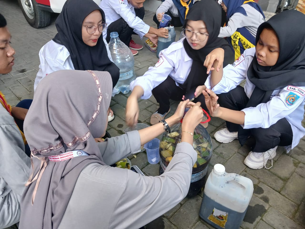 Kurangi Sampah Organik di Tegal, Relawan PMI Diajari Eco Enzyme