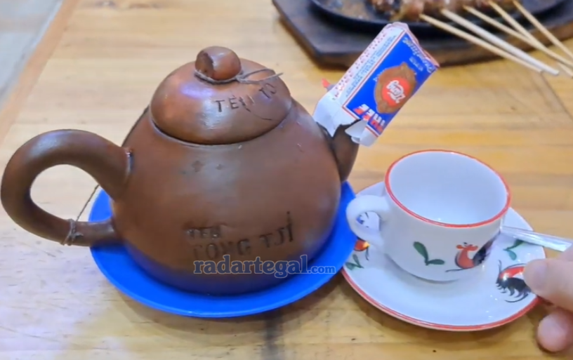 Mengapa Teh Poci Tegal Wajib Disajikan dengan Gula Batu? Ini Jawabannya