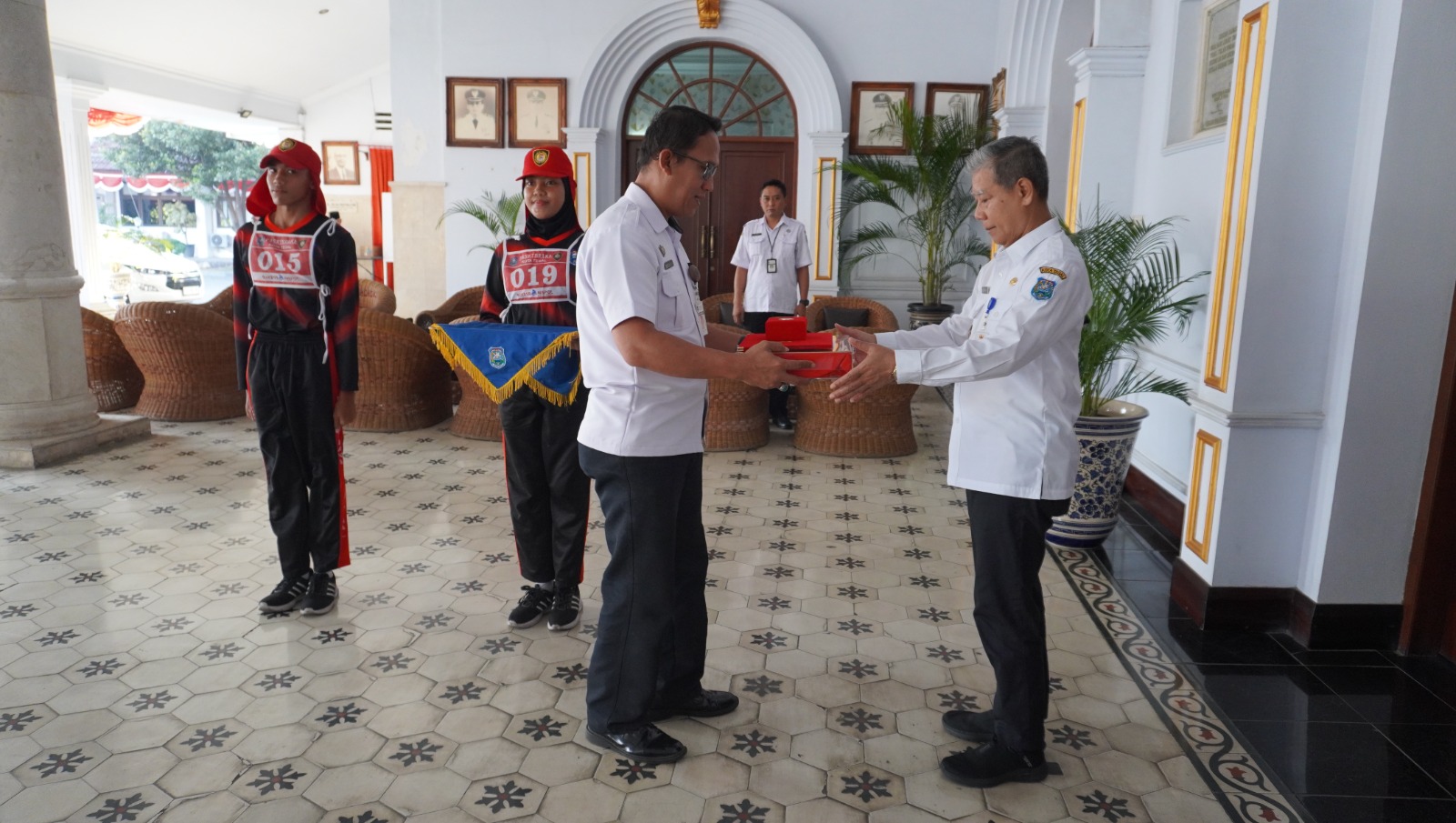 Jelang Peringatan HUT RI, Pj. Walikota Tegal Terima Duplikat Bendera Pusaka Merah Putih