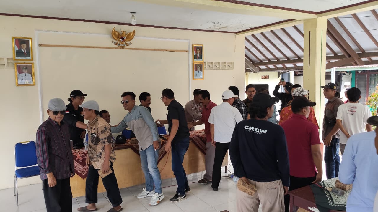15 Bulan Dipimpin Pj, Warga Dukuhwringin Slawi Desak PAW Kades dan Datangi Balai Desa 