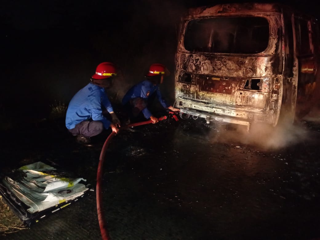 Apes! Melintas di Jalan Tol Tegal, Mobil Mini Bus Asal Trenggalek Ludes Terbakar