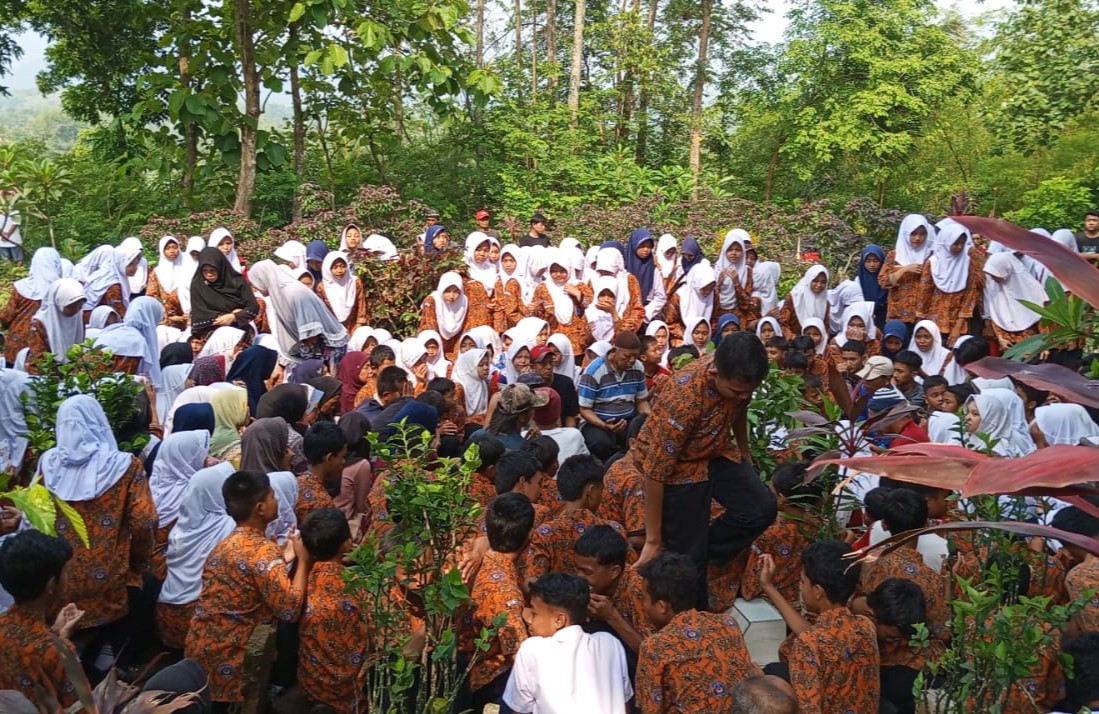 6 Siswanya Tersambar Petir, SMPN 02 Bumiayu Kibarkan Bendera Setengah Tiang