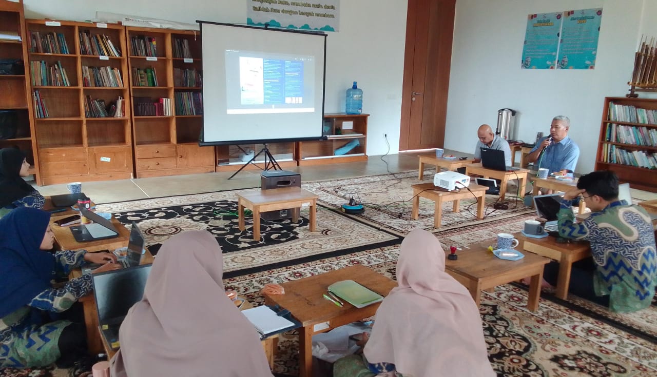 SMP Alam Gunung Mendelem Pemalang Sinergi Bareng Radar Tegal Sosialisasikan Literasi Sekolah Digital