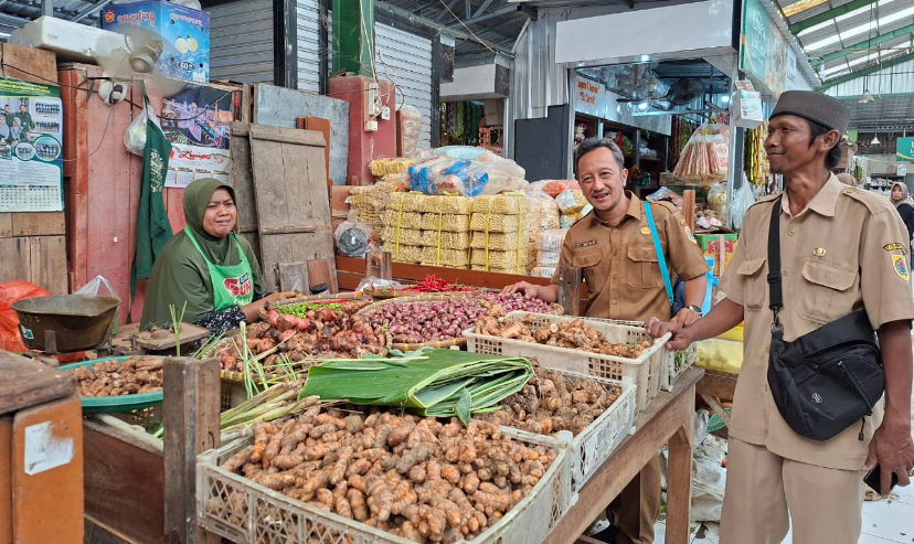 Cegah Peredaran Bawang Bombai Mini di Brebes, Dinkopumdag Sidak Pasar Tradisional