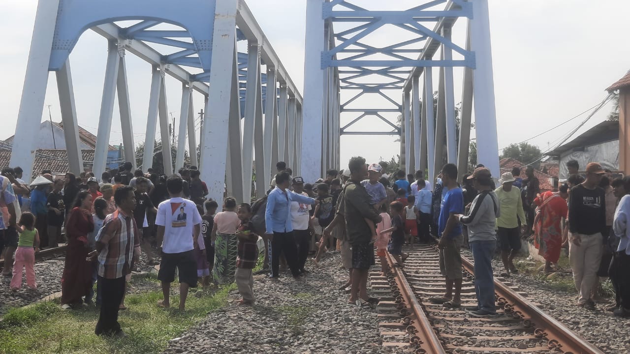 Meleng Saat Menyeberang, Nenek di Brebes Tertabrak KA Argo Cirebon di Bulakamba