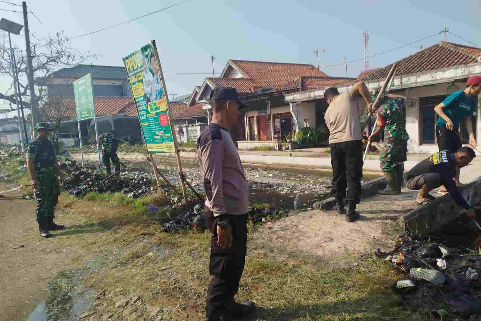 Pascabanjir Rob di Tasikrejo Ulujami Pemalang, TNI-Polri dan Warga Bersih-bersih Sampah 