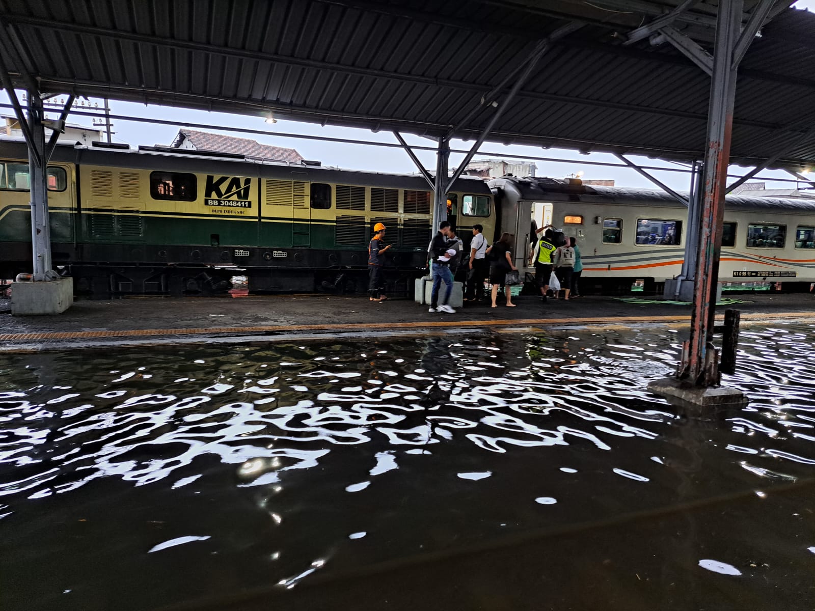 Banjir di Semarang, Pelayanan Penumpang dari Stasiun Tawang Dipindah ke Poncol