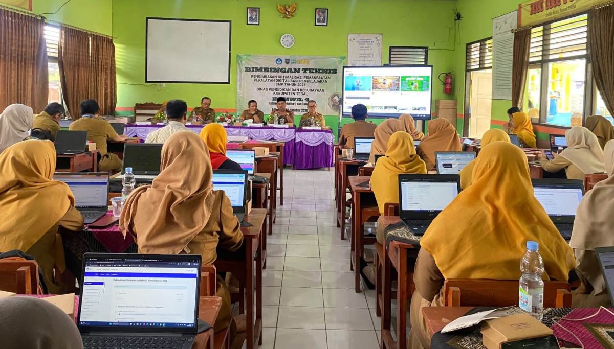 Transformasi Digital Sekolah, 32 Guru SMP Tegal Dilatih Gunakan Papan Interaktif