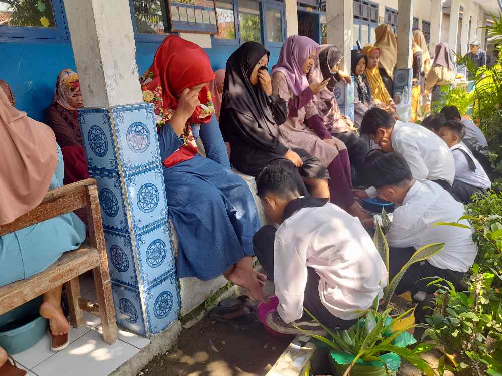 Pelepasan Siswa SD Negeri di Pemalang Diiringi Isak Tangis
