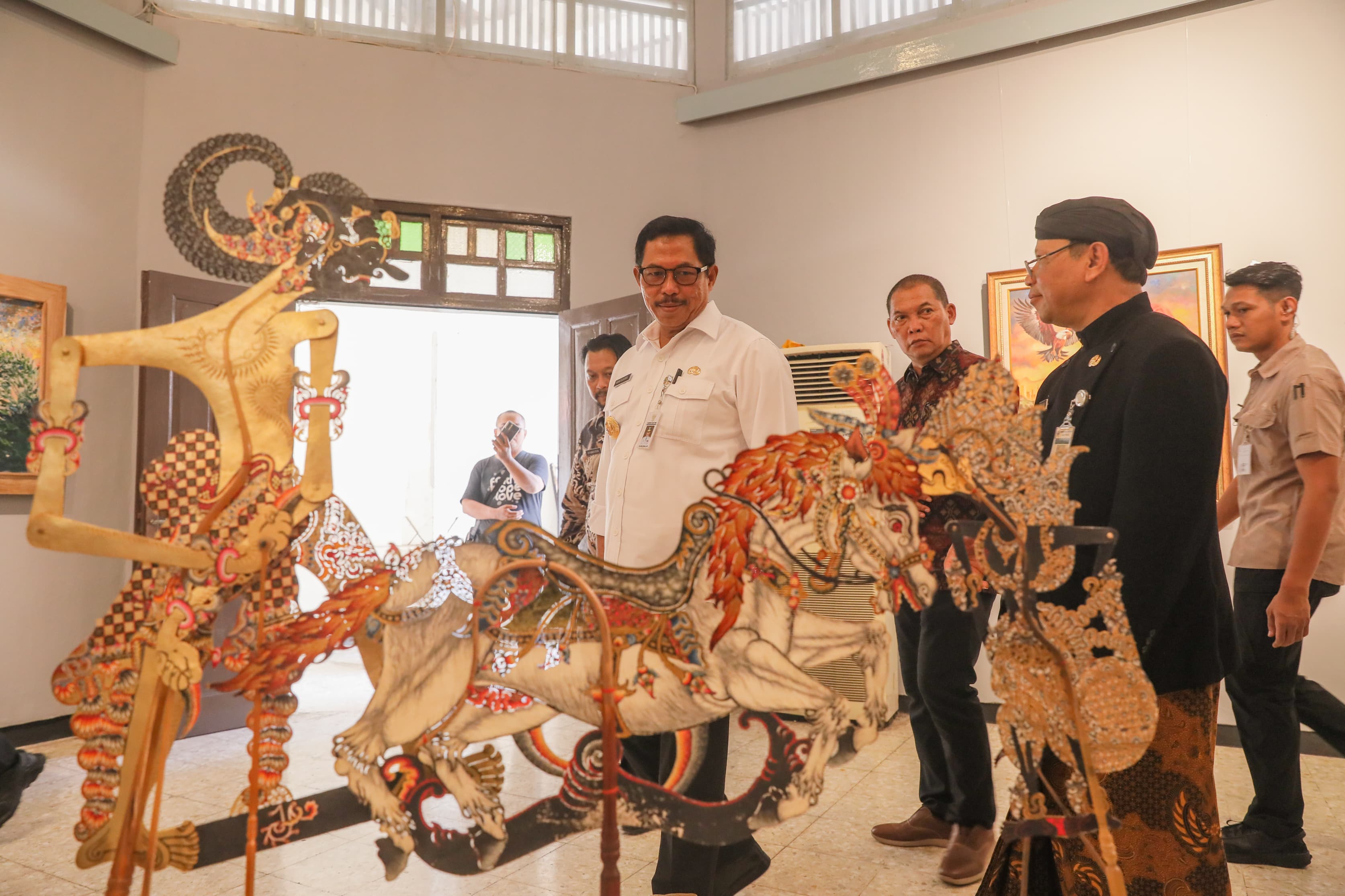 Tampilkan Beragam Karya Seni, Pasar Raya Taman Budaya Jawa Tengah Resmi Dibuka Nana Sudjana 