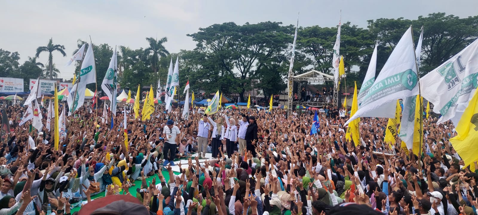 Ratusan Ribu Orang Tumplek Blek di Kampanye Akbar Pilbup Tegal Ischak-Kholid