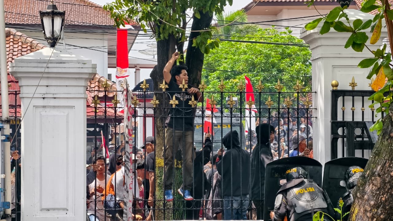 Ketegangan Demo Bupati Pati Meningkat, Massa Dorong Barikade dan Berteriak Lantang 