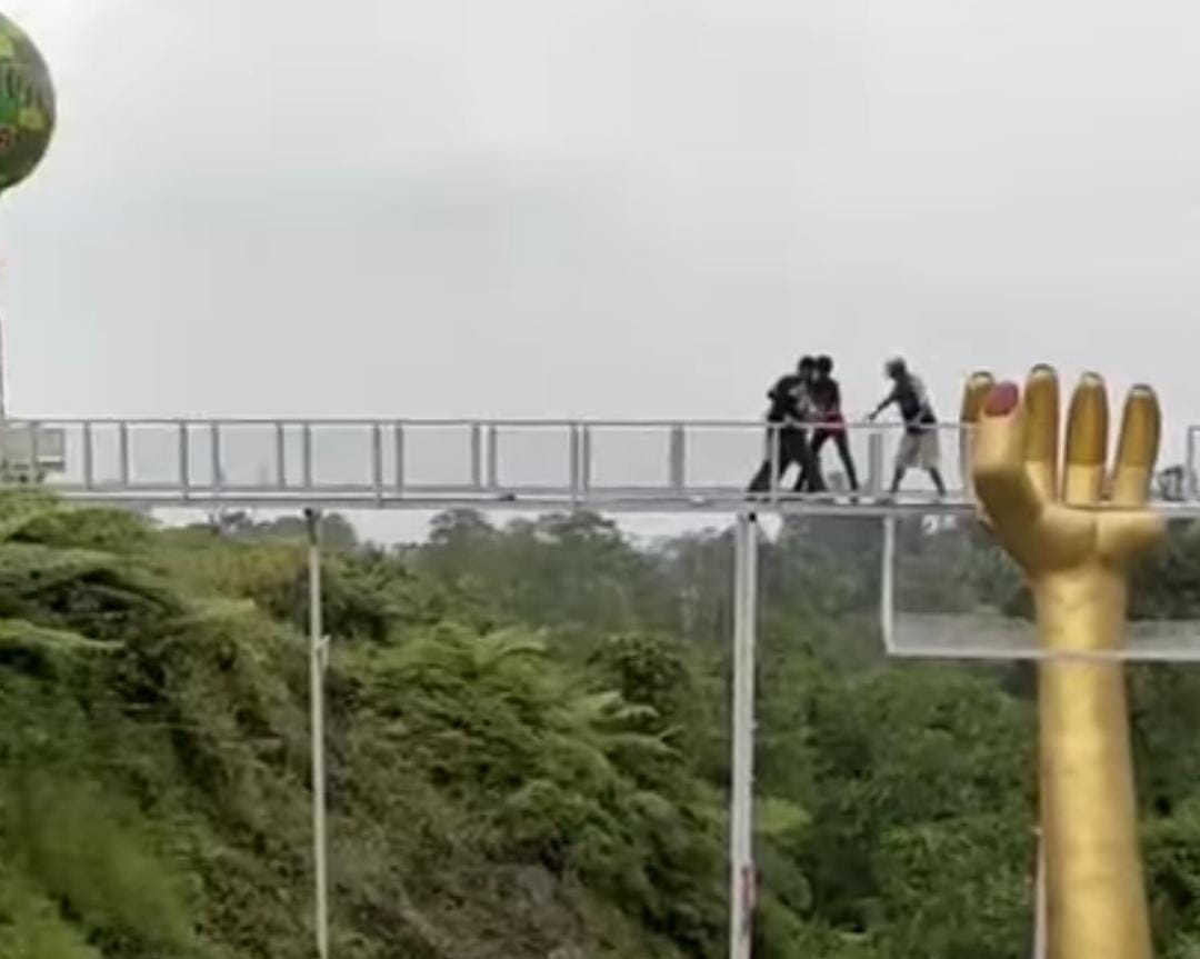 Jembatan Kaca The Geong Limpakuwus Banyumas Pecah, 4 Wisatawan Terperosok dan Seorang Meninggal Dunia