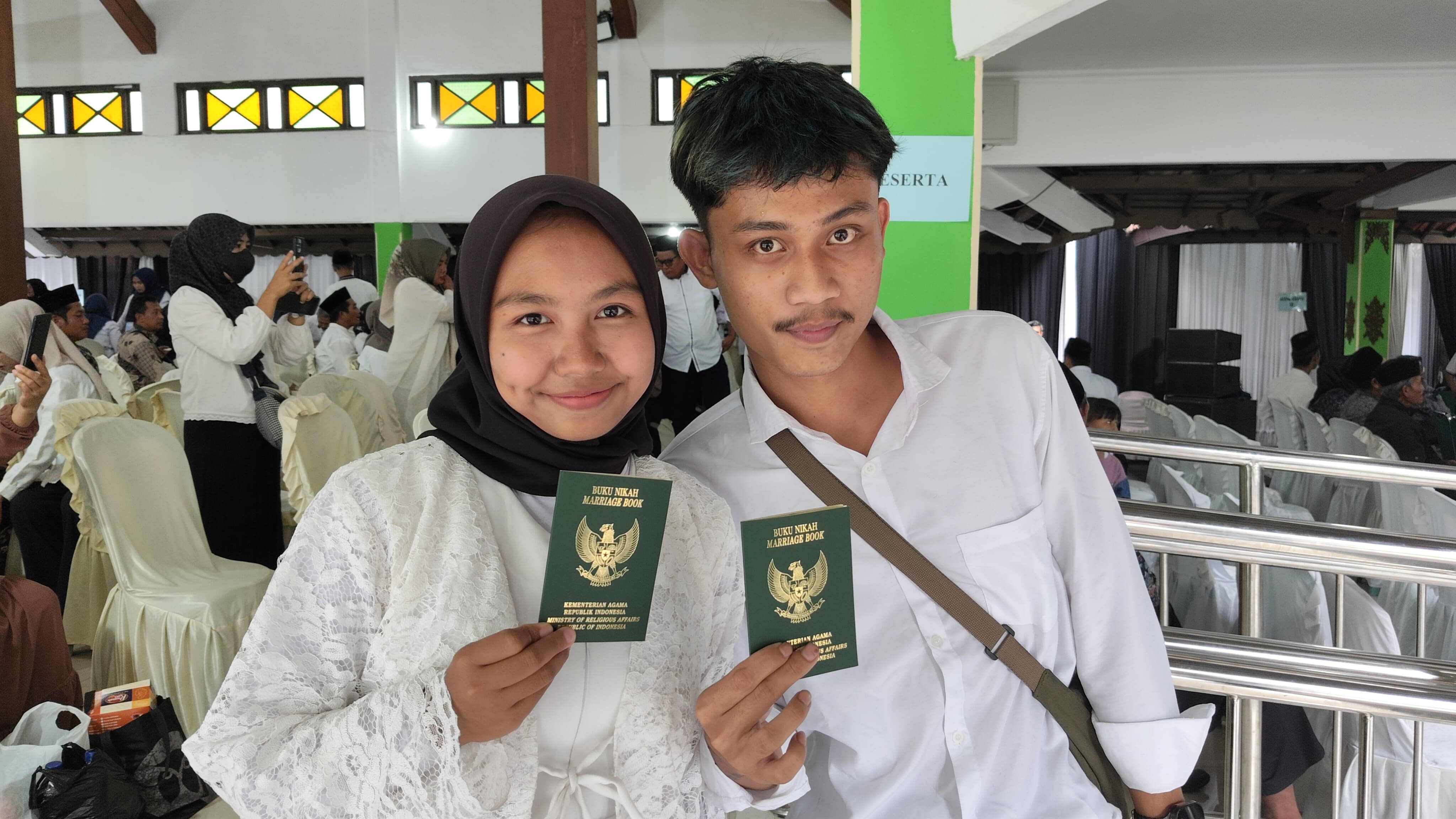 Resmi Dapat Pengakuan Negara, Pasangan Nikah Siri Tersenyum Bahagia di Rumdin Bupati Tegal 