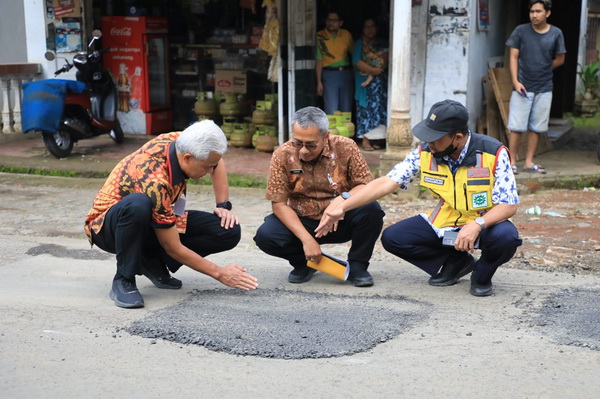 Gubernur Jateng Kebut Perbaikan Jalan Rusak di Batang dan Kendal