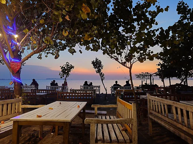 6 Kafe Pinggir Pantai di Jepara dengan Vibes Bali, Instagramable & Cocok untuk Sunset