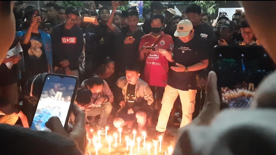 Nyalakan 1.000 Lilin, Penggila Sepakbola di Tegal Gelar Doa Bersama untuk Korban Tragedi Kanjuhuran Malang