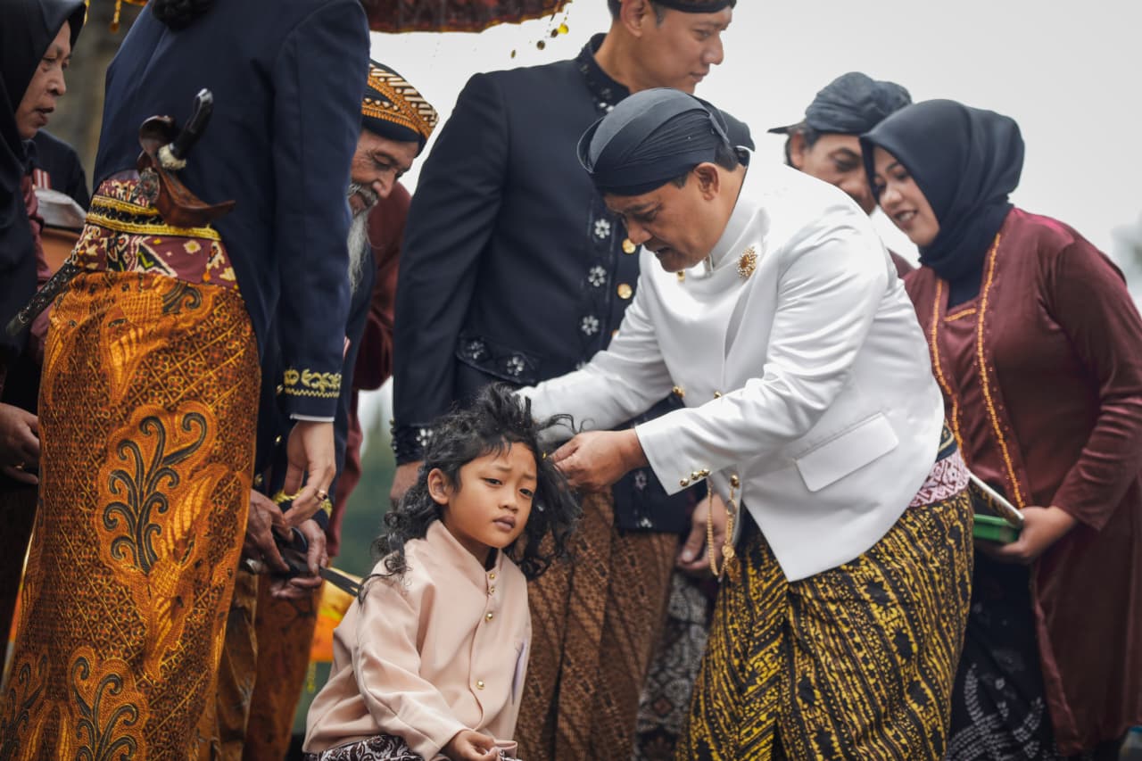 Bersama AHY, Gubernur Jateng Ahmad Luthfi Ikut Tradisi Cukur Rambut Gimbal di Dieng