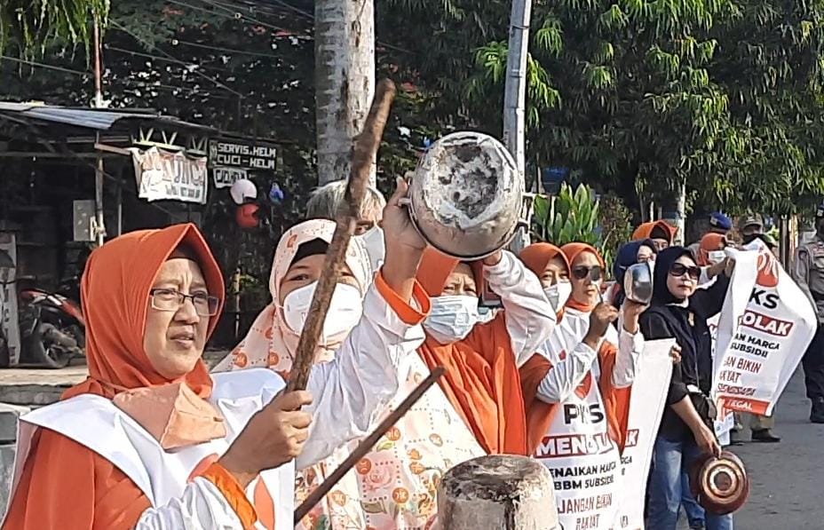 Tolak Harga BBM Naik, Emak-emak dan Kader PKS di Kota Tegal Turun ke Jalan Bawa Alat-alat Dapur