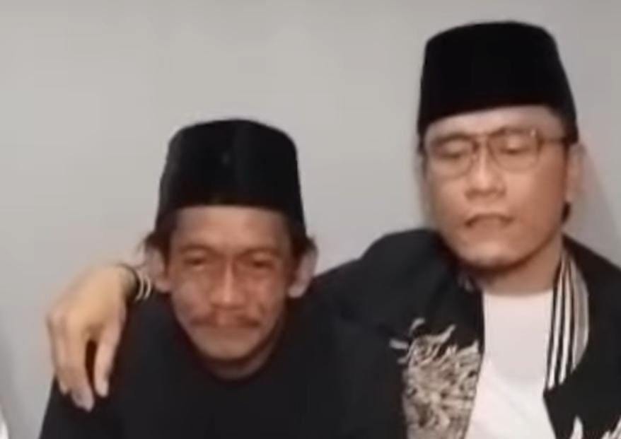 Terharu, Pedagang Es Teh Sunhaji Menangis di Pelukan Gus Miftah Sebelum Umrah 