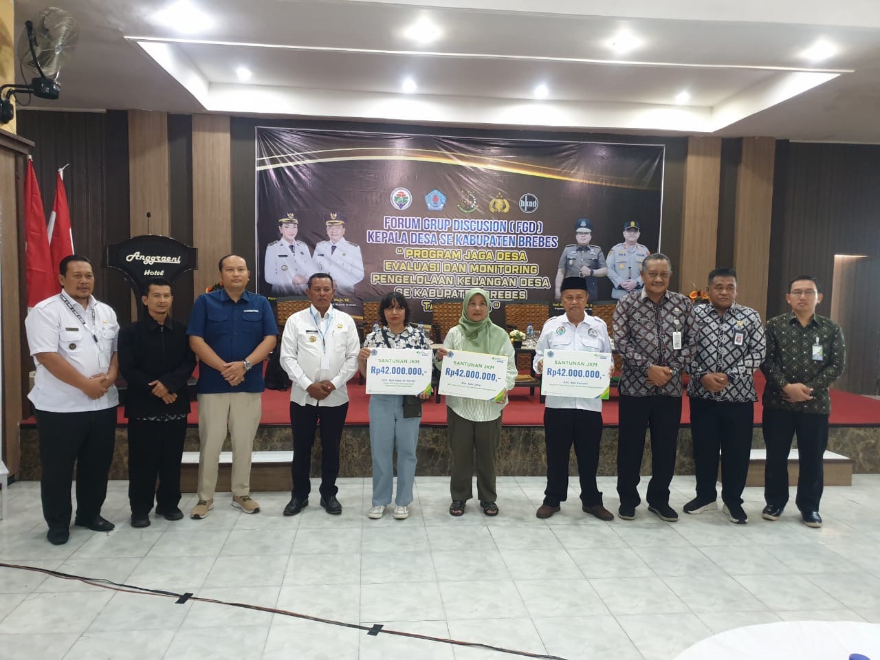 Tiga Ahli Waris Anggota Lembaga Desa Terima Santunan Kematian 