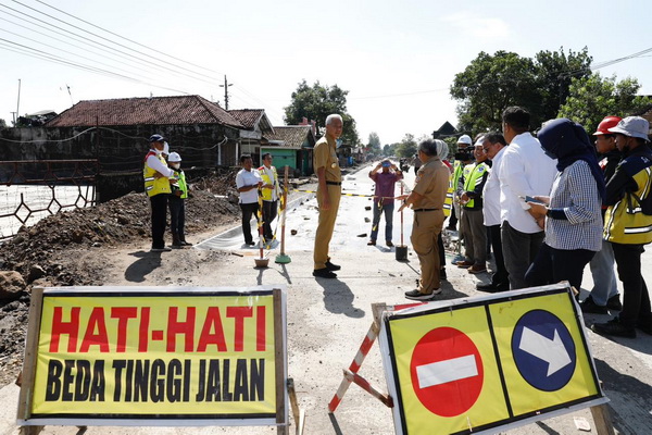 Ganjar Cek Jalan Raya Solo-Purwodadi, Pastikan Perbaikan Jalan Rusak Optimal