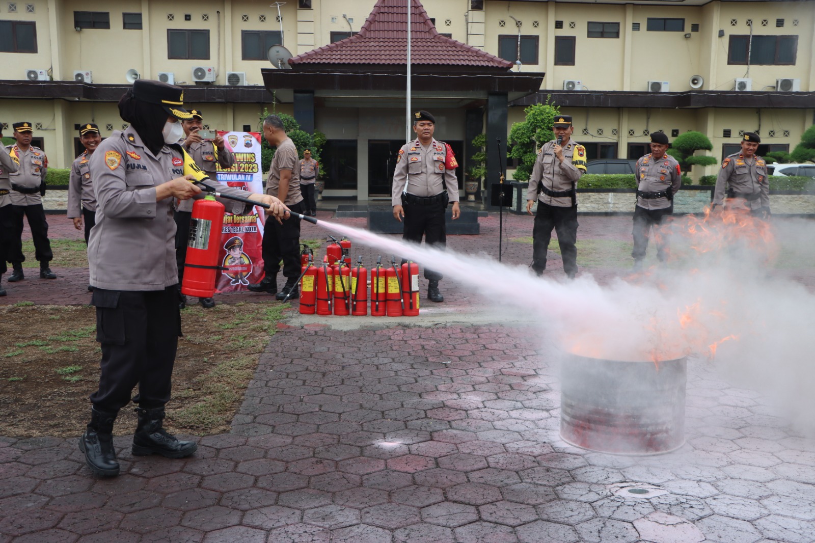 Personel Polisi di Tegal Berlatih Cara Memadamkan Api Pakai Alat Ini