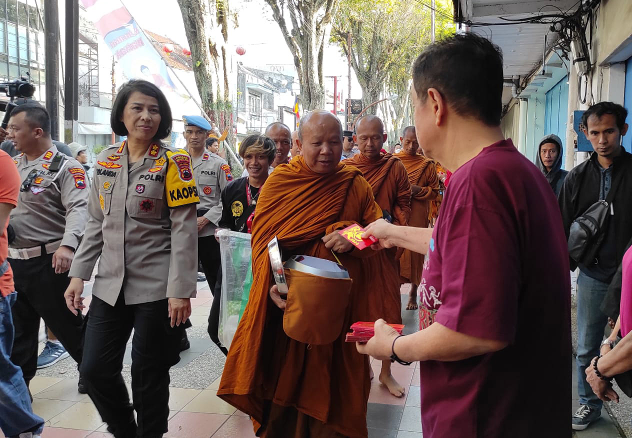 Biksu Thudong Jalan Kaki dari Thailand Selama 68 Hari, Ternyata Hanya Makan di Pagi Hari