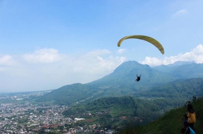 4 Wisata Paralayang di Jawa Tengah dengan Sensasi Tak Terlupakan