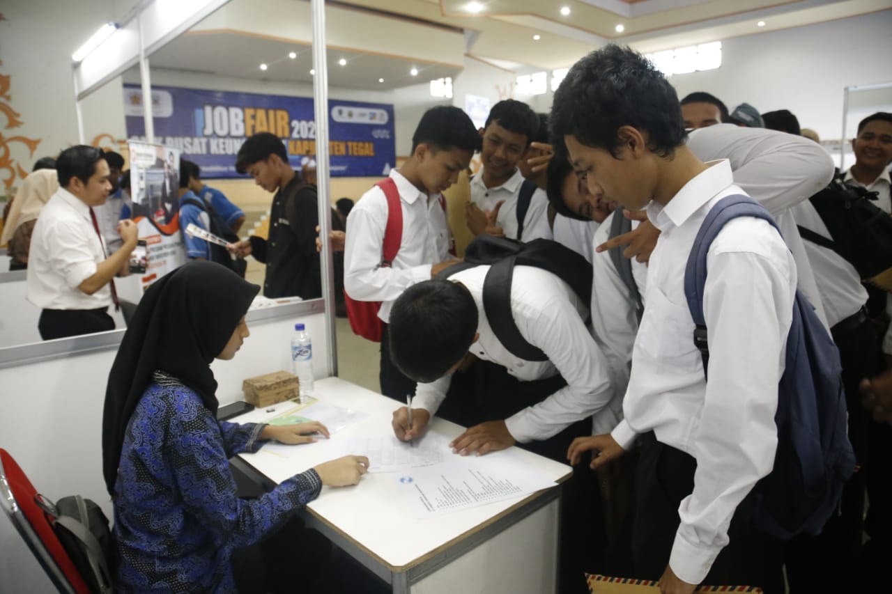 Berlangsung 2 Hari, Ribuan Pencari Kerja Padati Job Fair Kabupaten Tegal 2024  