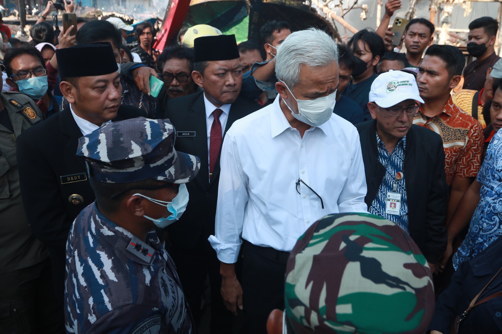 Ganjar Pranowo Tinjau Lokasi Kebakaran Kapal di Tegal dan Minta BNPB Terjunkan Helikopter Water Boom 