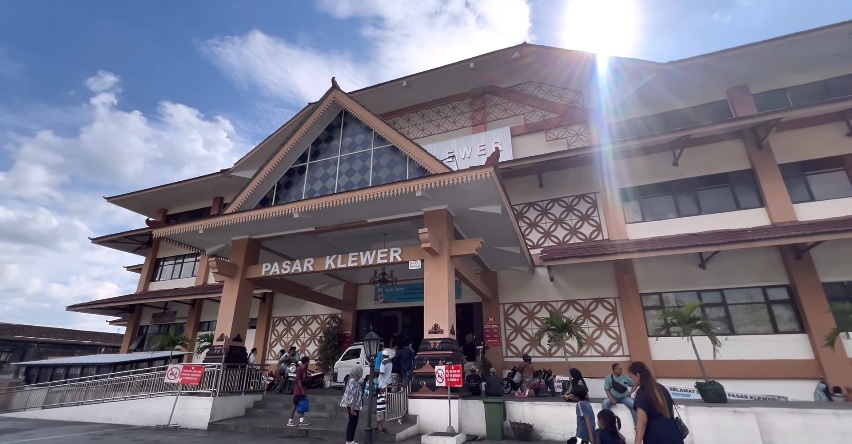 Daftar Tempat Belanja Oleh-oleh Lengkap dan Murah di Solo