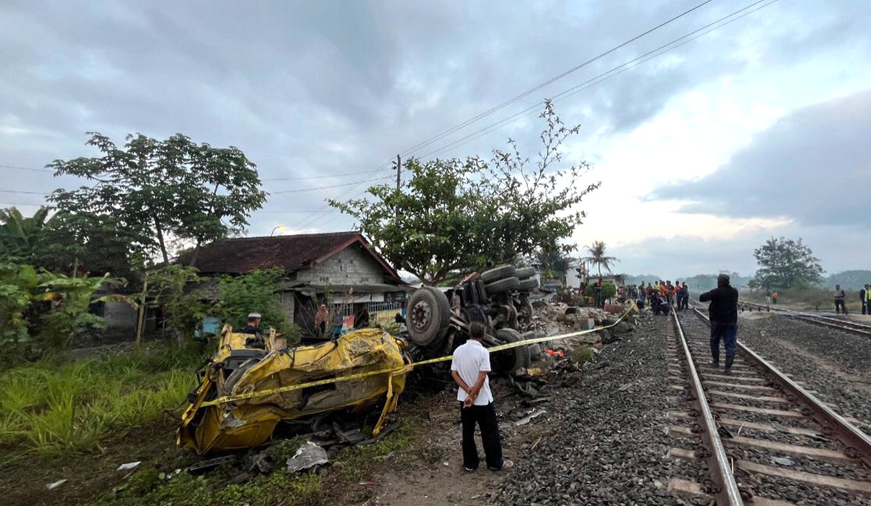 KA Taksaka Ditemper Truk Molen di Bantul, Masinis dan Asistennya Cedera Hingga Dilarikan ke RS 