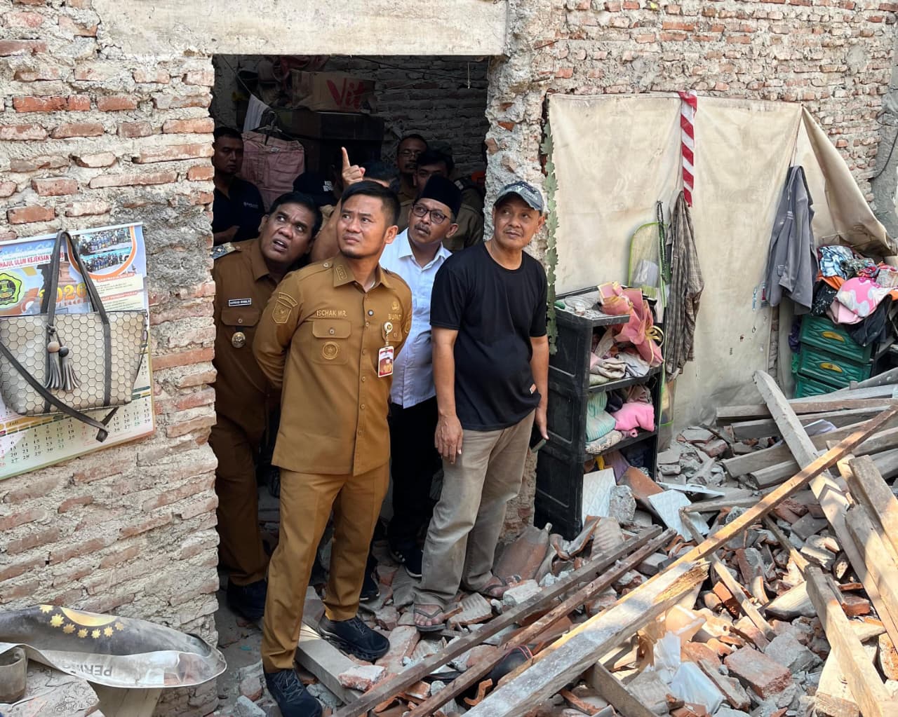 Rumah di Adiwerna Kabupaten Tegal Mendadak Ambruk, Bupati Ischak Salurkan Bantuan Rp25 Juta Lebih untuk Korban