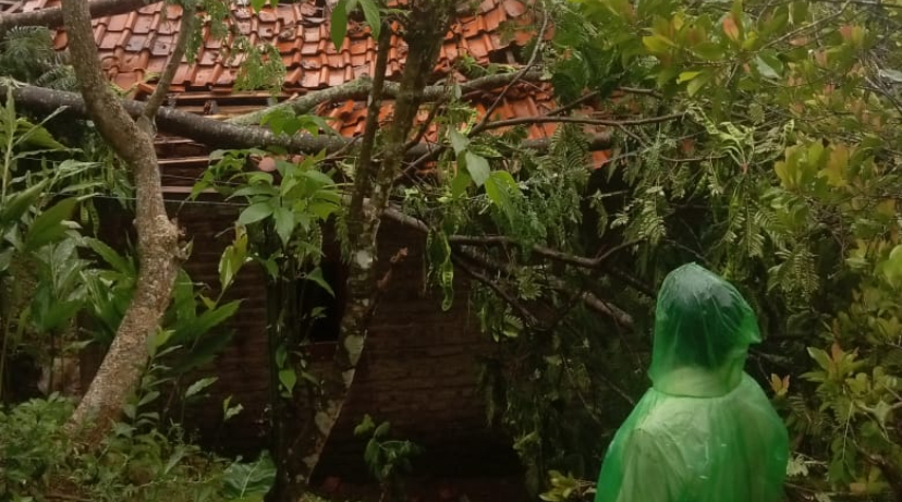 Diterjang Angin Kencang, Rumah di Brebes Rusak Berat