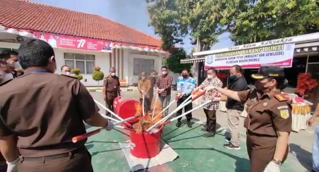 Kejari Brebes Musnahkan Ratusan Barbuk yang Sudah Incraht 