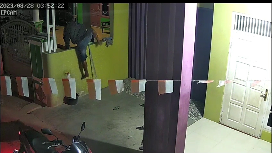 Terekam Kamera CCTV, Pria Tak Dikenal Masuk ke Rumah Warga, Ini yang Berhasil Diambil
