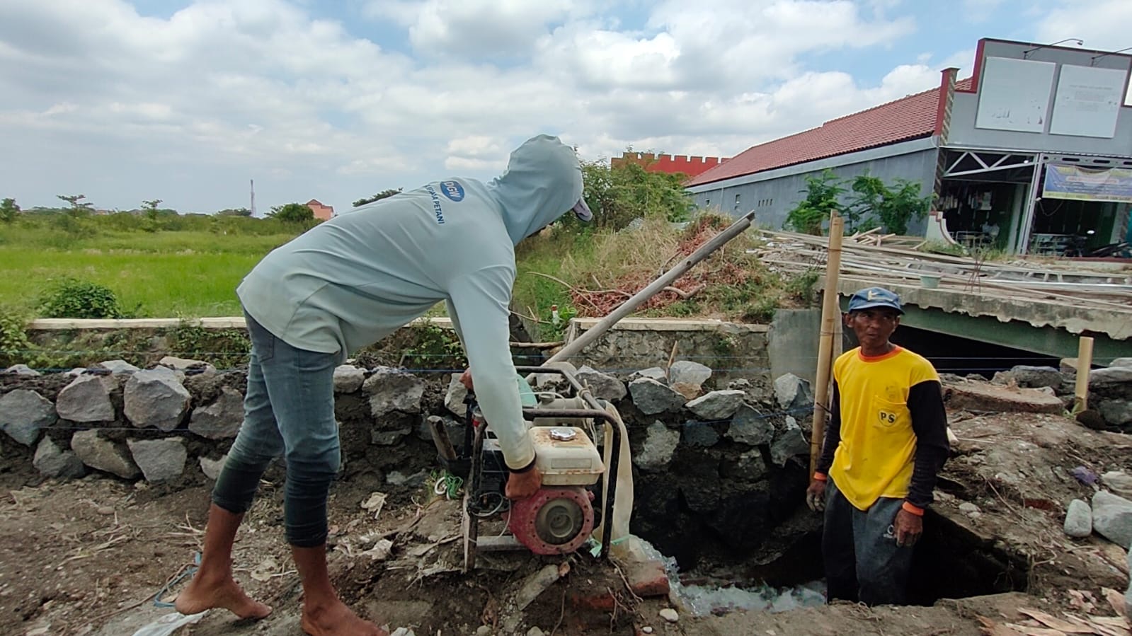 Irigasi Mengering, Petani Bawang Merah di Brebes Gunakan Air Got untuk Aliri Tanamannya