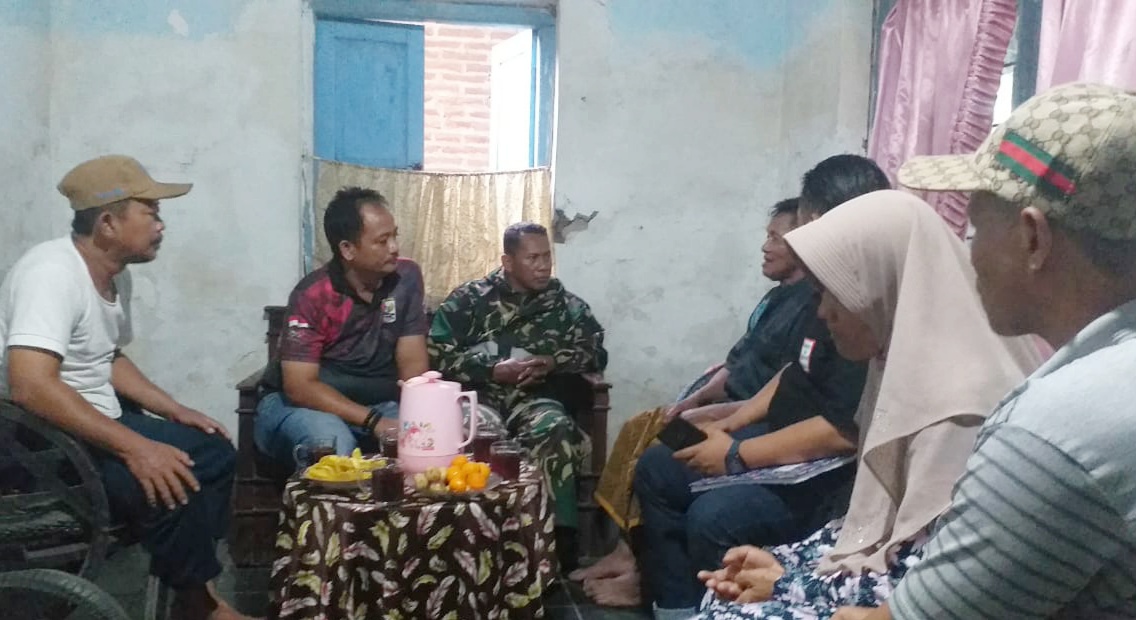 Viral! Gadis di Pemalang Ngamuk dan Nekat Acungkan Benda Tajam ke Ibunya, Petugas Lakukan Ini 