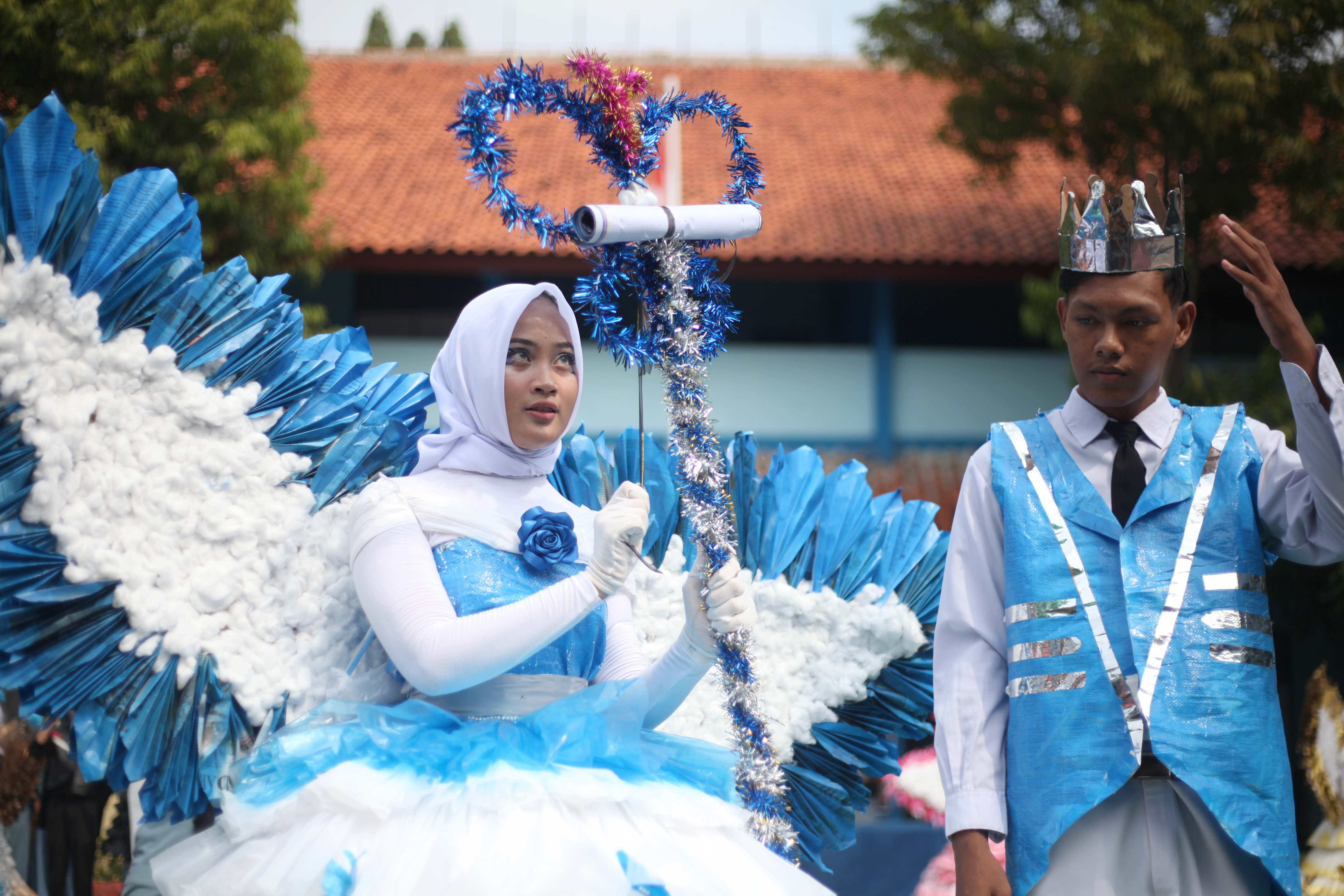 Gelar Karya P5, Siswa Sulap Kertas Koran Hingga Karung Goni Jadi Gaun dan Aksesoris  