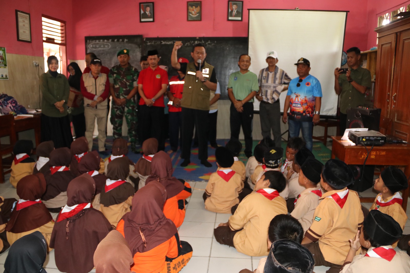 Pasca Banjir di Tegal, Pj Walikota Beri Trauma Healing ke Siswa MI dan Salurkan Bantuan