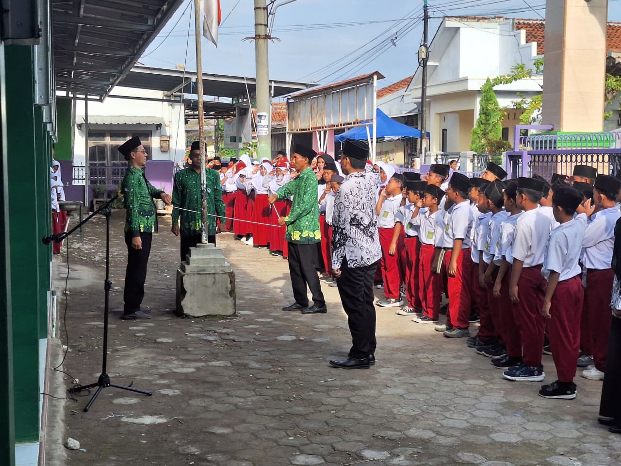 UNIK! Upacara HGN 2025 di MI NU 01 Kaladawa Tegal Pakai Bahasa Jawa