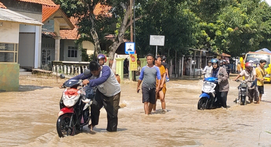 Nekat Terjang Banjir Losari Brebes, Puluhan Motor Mogok