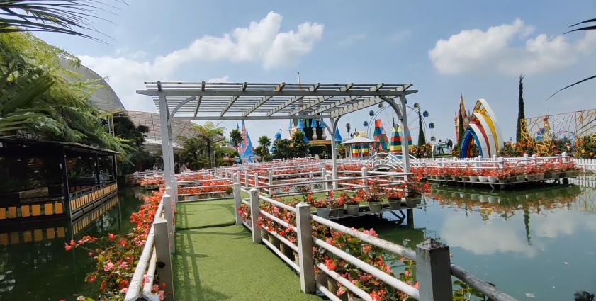 4 Taman Bunga Rekreasi di Jawa Tengah yang Hits dan Viral