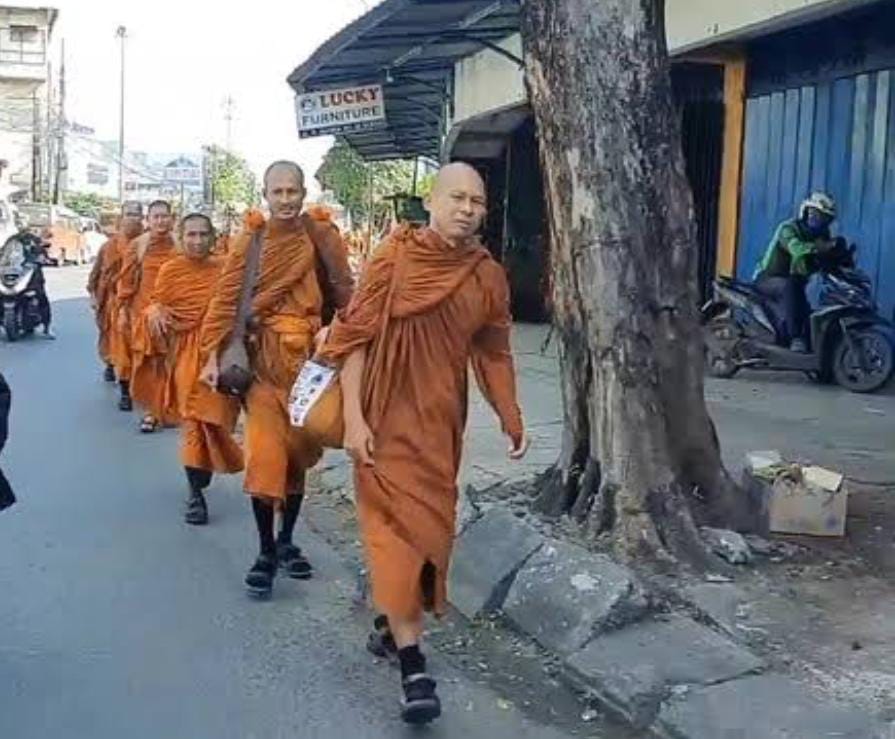 Lanjutkan Thudong, Biksu Thailand Tetap Akrab Meski Komunikasi Harus Lewat Penerjemah